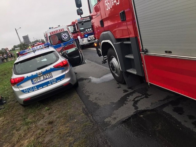 Jedna osoba zginęła, a kolejne dwie trafiły do szpitala wskutek wypadku drogowego w Lututowie.