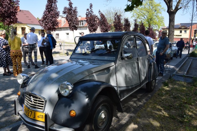 Zabytkowe samochody stanęły w Pruszczu Gdańskim na starcie Rajdu 40+