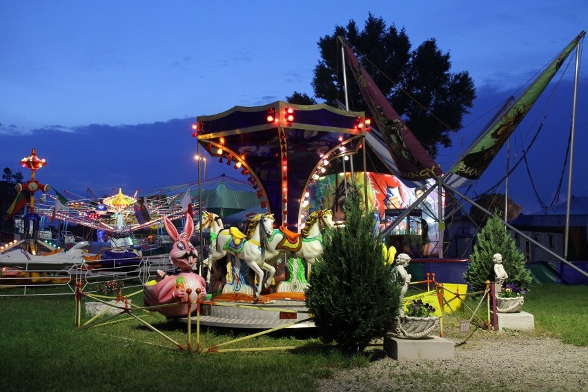 Wrocław: Lunapark na pl. Społecznym nocą przyciąga wzrok. Działa do godz. 23 (ZDJĘCIA, CENNIK)