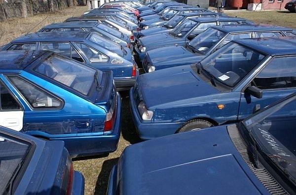 2 450 zł kosztuje polonez z 2002 roku.