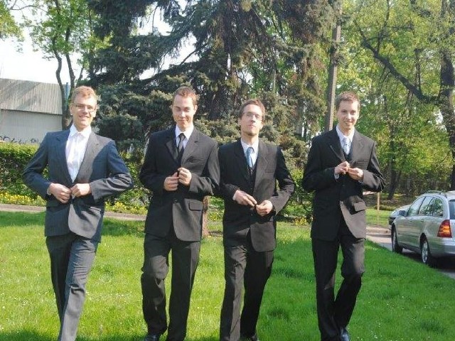 Świadectwa odebrali m.in: (na zdjęciu od lewej) Adam Chyła, Mateusz Gończewski, Marcin Kowalczyk, Michał Ossowski,