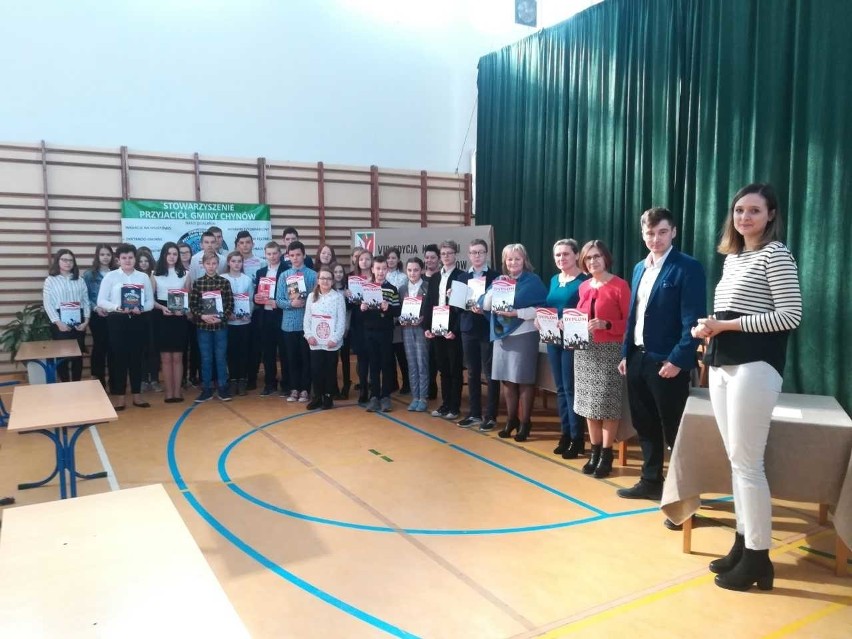 Laureaci szkolnego konkursu historycznego w gminie Chynów.