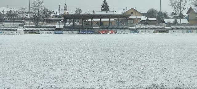 Mecz Podhala Nowy Targ ze Starem Starachowice został odwołany. Powodem było nieprzygotowanie boiska w Nowym Targu do rozegrania spotkania. Zobaczcie zdjęcia boiska >>>>>