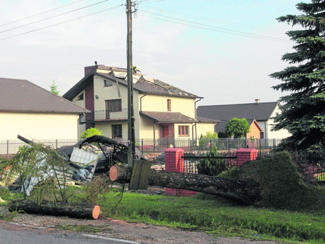 20 lipca burza zniszczyła wiele dachów na budynkach w Podlesiu Mleczkowskim w gminie Zakrzew.