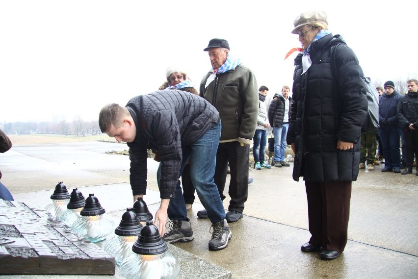 Muzeum na Majdanku: Byli więźniowie i młodzież uczcili pamięć ofiar Holokaustu (ZDJĘCIA)