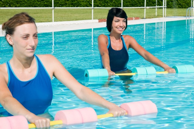 Zajęcia aqua aerobiku można uprawiać na wakacjach, ale terze po powrocie do domu na miejskim basenie. Ryzyko kontuzji jest znikome.