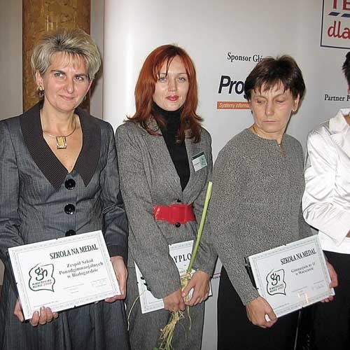 Wyróżnieni nauczyciele. W środku Nadzieja Edukacji 2007 - złotowłosa Aleksandra Makowska. Druga z lewej dyrektor szkoły Danuta Kuklinowska.