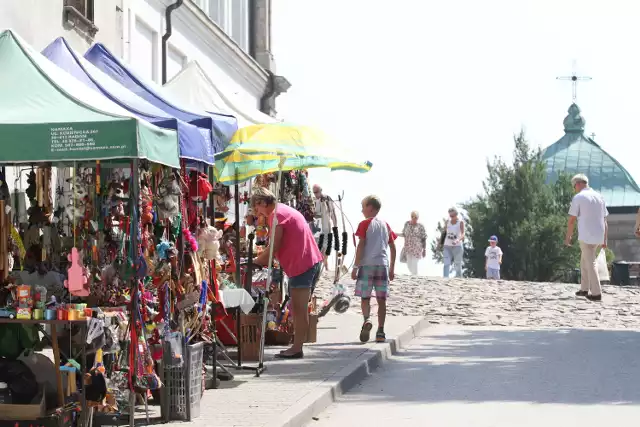 Stragany stanęły po obu stronach dojścia do kościoła na Świętym Krzyżu. Jest ich jedenaście.