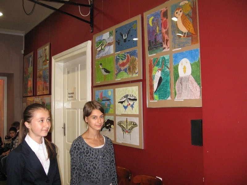 Wystawę oglądają od lewej: Weronika Konecka z Pionek -...