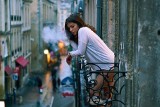 Czego nie wolno robić na balkonie? Na cenzurowanym: grillowanie, palenie papierosów, hałas, wywieszanie prania i... seks