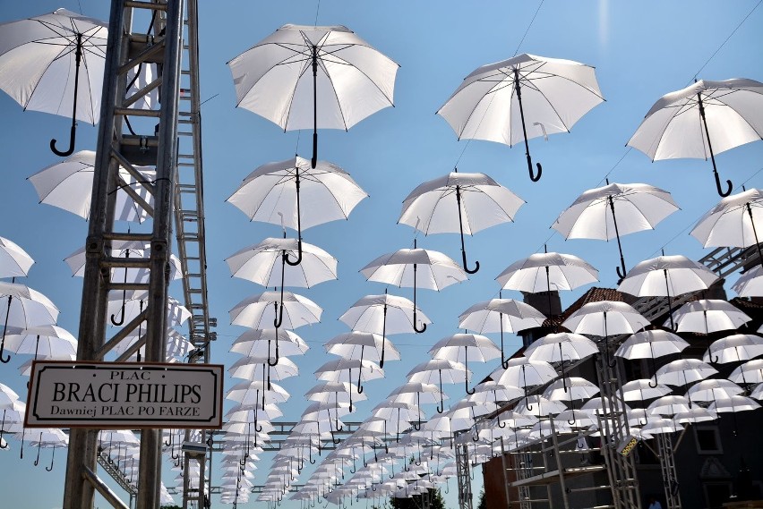 Parasolki dla cyrkowców na placu po Farze (ZDJECIA) 
