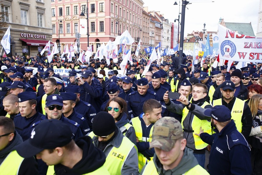 Protest policjantów w Warszawie. Mundurowi domagają się...