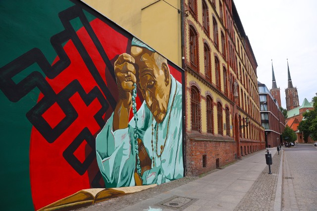 Graffiti Śląska Wrocław przez lata powstawały (i cały czas powstają) właściwie w całym województwie. Zebraliśmy dla Was galerię kilkunastu murali, na które udało nam się trafić w regionie. Które podobają Wam się najbardziej? Zdajemy sobie, że to zaledwie ułamek  z tego, co stworzono. Jeśli więc zatem w Waszej okolicy, w Waszym mieście czy wiosce, też jest graffiti Śląska, zróbcie zdjęcie i wyślijcie nam na sport@gazeta.wroc.plWAŻNE - DO KOLEJNYCH ZDJĘĆ MOŻECIE PRZEJŚĆ ZA POMOCĄ STRZAŁEK.