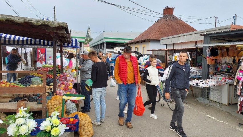 Sporo osób na targu w Ostrowcu Świętokrzyskim