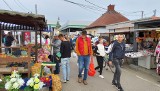 Sporo osób na targu w Ostrowcu Świętokrzyskim w niedzielę, 1 października. Po ile warzywa i owoce?