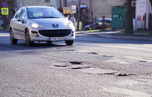 Zbożowa, Kunickiego, Sławinkowska, Witosa, Zana, Sulisławicka – to tylko niektóre z długiej listy ulic, których jezdnie zostały wręcz zmasakrowane przez zimę. Trwa akcja tymczasowych napraw dróg.