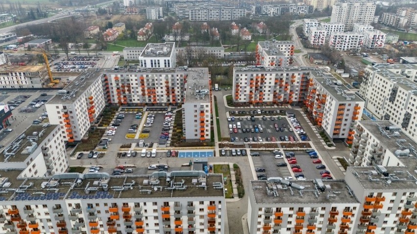 Kupić mieszkanie w Krakowie czy pod Krakowem? Oto najnowszy raport dotyczący cen