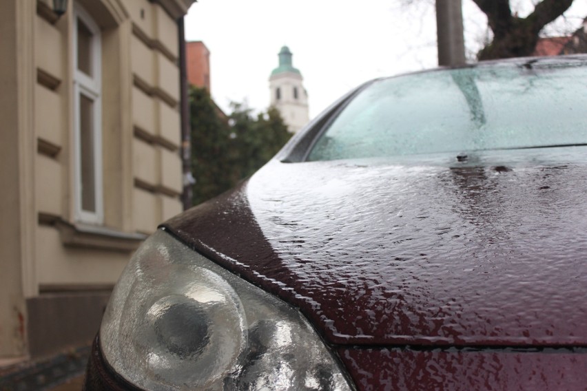 Cieniutka warstwa lodu pokrywająca auta w centrum Lublina