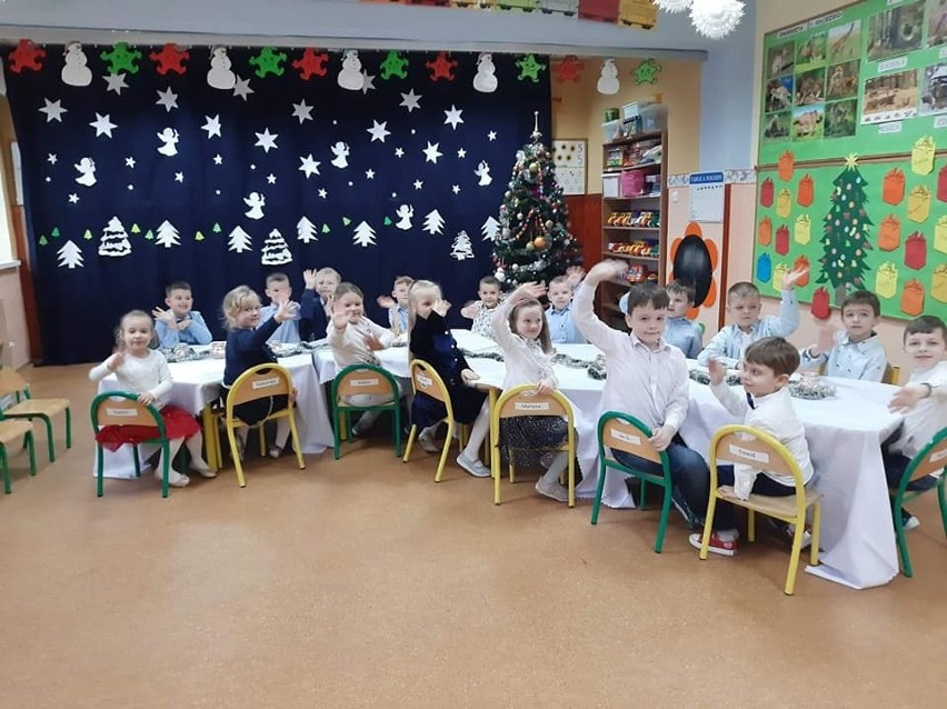 Przedszkolaki z Wyśmierzyc świętują Boże Narodzenie. Zasiadły do wigilijnego stołu, wczesniej ubrały choinkę