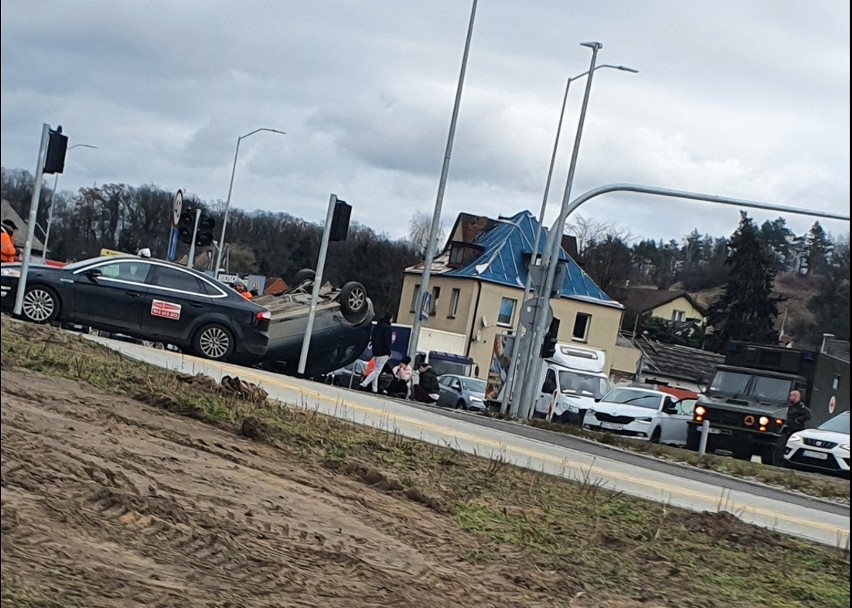 Dachowanie przy ulicy Granitowej w Szczecinie. Policja jest już na miejscu