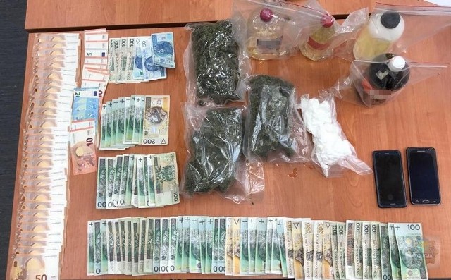 U 27-latka z Brzegu policjanci znaleźli cztery litry płynnej amfetaminy, blisko kilogram gotowej już amfetaminy oraz marihuanę.  Zabezpieczyli też 7,5 tysiąca złotych i 1,7 tysiąca euro.