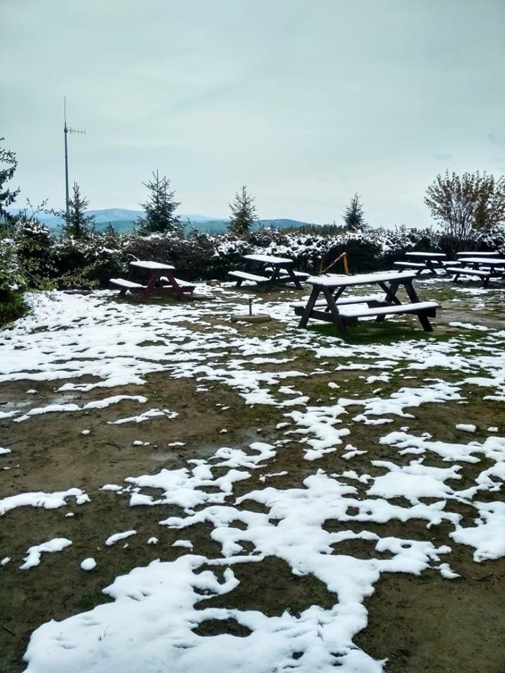 Schronisko PTTK na Błatniej w wiosennym śniegu