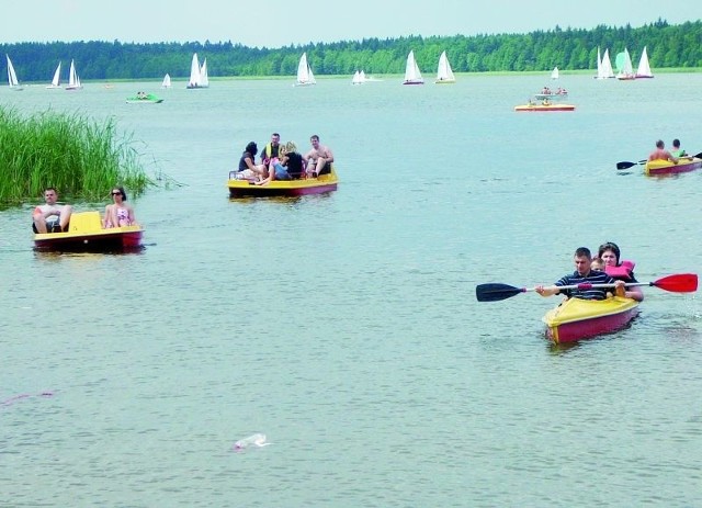 Coraz więcej turystów wybiera aktywny wypoczynek. Na suwalskich jeziorach, ku zadowoleniu właścicieli wypożyczalni sprzętu pełno jest rowerów wodnych, kajaków, czy żaglówek.