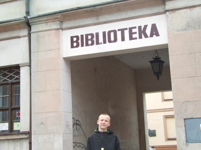 Tomasz Sosnowski przyznaje, że nie może się doczekać kiedy biblioteka zostanie wyremontowana. - Pomalowali ją grafficiarze, nie wygląda ładnie - mówi gimnazjalista.