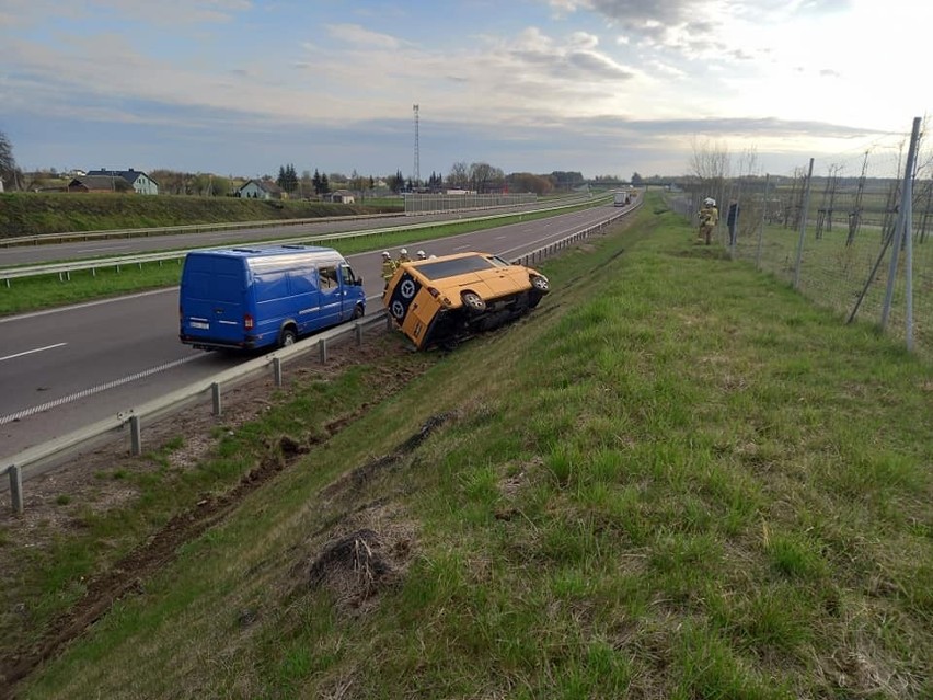 Rutki Nowiny. Wypadek busa na drodze ekspresowej S8 w kierunku Białegostoku. Pojazd przewrócił się na bok [ZDJĘCIA]