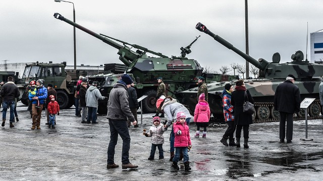 Na terenie Wojskowych Zakładów Lotniczych odbył się w sobotę piknik militarny z okazji przybycia do Polski oddziałów armii USA. Impreza, której patronuje MON i wojewodowie odbywa się 14 stycznia w całej Polsce. Bydgoszcz jest jednym z 15 miast, w którym odbywa się piknik. W ramach imprezy zaplanowano zbiórkę pieniędzy dla Syryjczyków. W imprezie uczestniczy także Caritas.