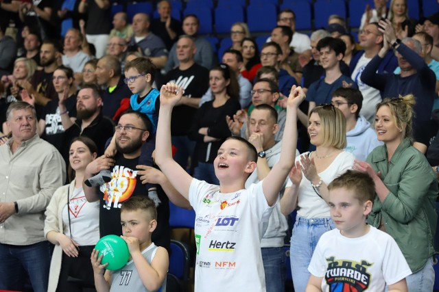 Cztery tysiące kibiców z Torunia i Włocławka dopingowały Twarde Pierniki i Anwil w trzecim meczu o półfinał. Tym razem cieszyli się torunianie, ale zabawa na trybuna była znakomita po obu stronach. Zobaczcie zdjęcia!Na następnych zdjęciach kolejne informacje. Aby przejść do galerii, przesuń zdjęcie gestem lub naciśnij strzałkę w prawo.