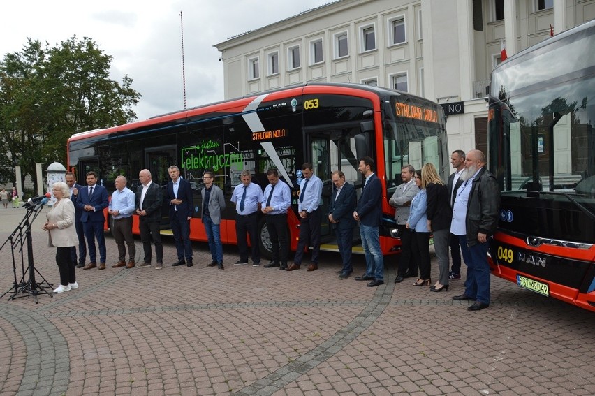 Stalowa Wola otrzymała kolejne trzy autobusy elektryczne do miejskiej komunikacji, wkrótce dojadą dwa. Zobacz zdjęcia