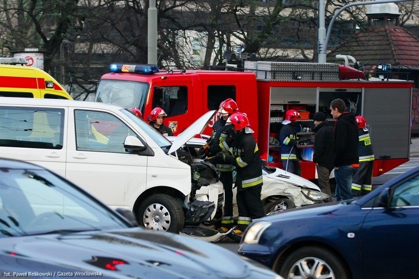 Wrocław: Wypadek na skrzyżowaniu Podwala i Sądowej. Peugeot uderzył w busa (ZDJĘCIA)