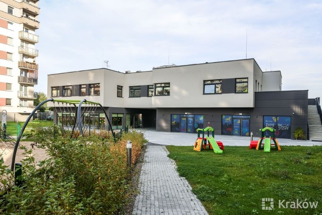 W budynku zorganizowano pięć sal przedszkolnych (zajmujących powierzchnię około 755 m2).