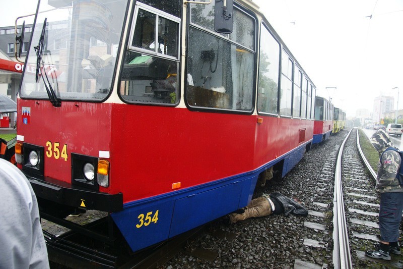 Bydgoszcz. Przebiegał przez tory, potrącił go tramwaj [Uwaga! Drastyczne zdjęcia ]