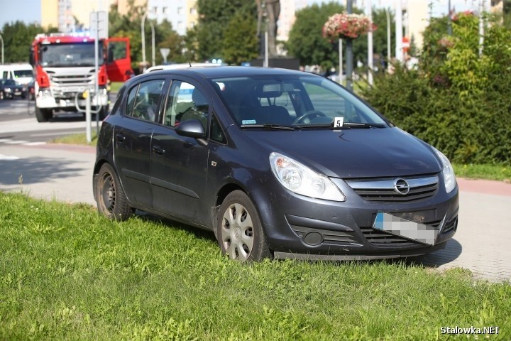 Wypadek w Stalowej Woli. Ranny rowerzysta potrącony przez samochód oraz kierująca tym autem, której samochód przejechał po stopie (WIDEO)