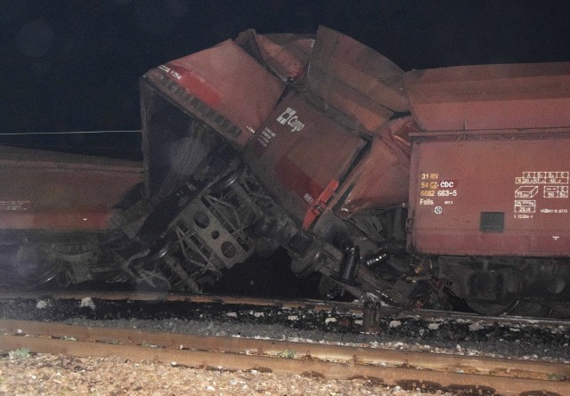 Racibórz: skład towarowy wyleciał z torów. Część wagonów złożyła się jak domki z kart