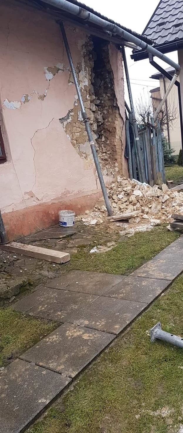 Walący się zabytkowy dom w Zagajach Smrokowskich w gminie...