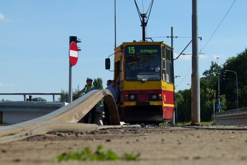 Wygięta szyna na Żeromskiego przyczyną wypadku. Zablokowany...