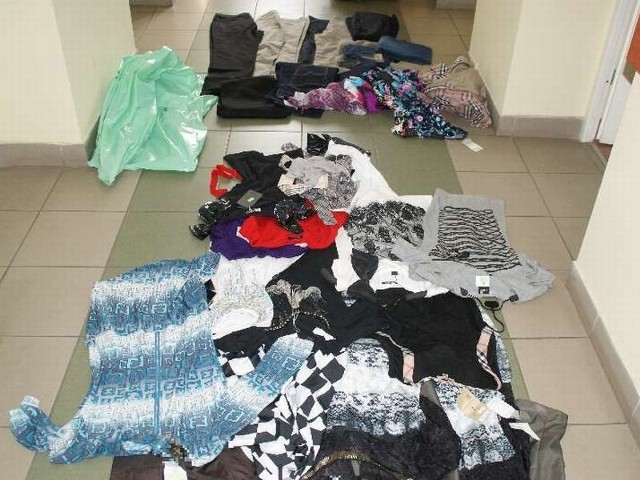 Ubrania zabezpieczone przez funkcjonariuszy w sklepie w Kielcach.