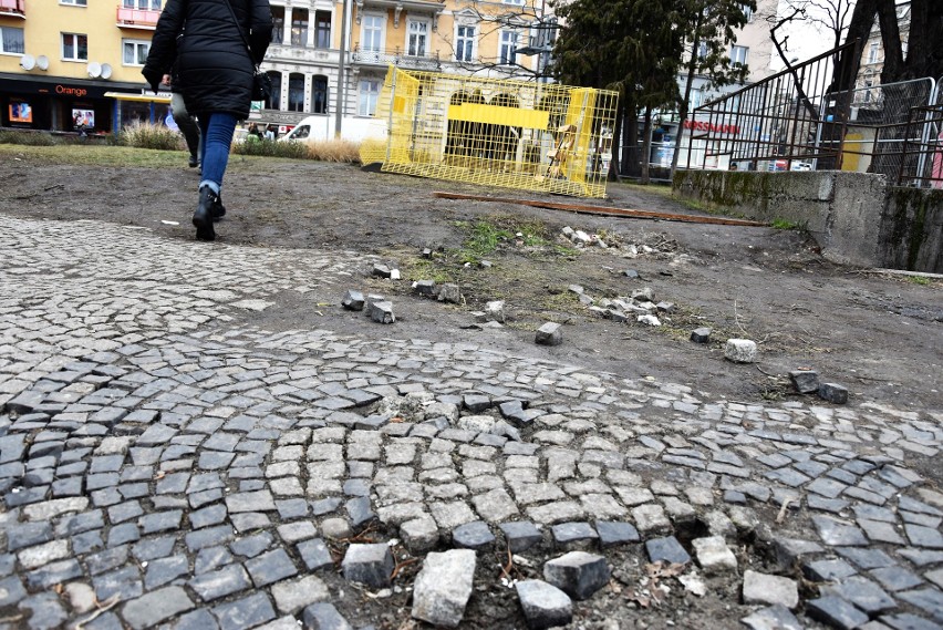 Centrum przesiadkowe Opole Główne. Przejście wydeptane obok...