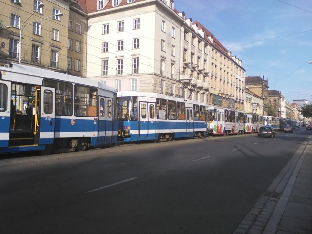 Tramwaje utknęły na kilkanaście minut w korku na Piłsudskiego, Wrocław 20.08.2015