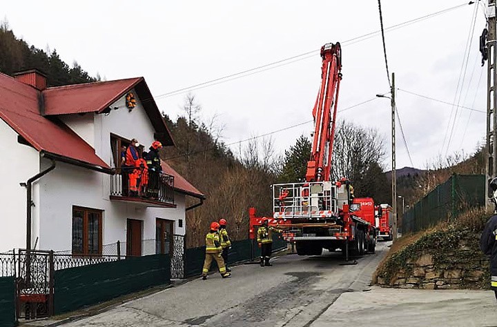 Wypadek w góralskiem domu koło Piwnicznej. Rannej pomagali strażacy