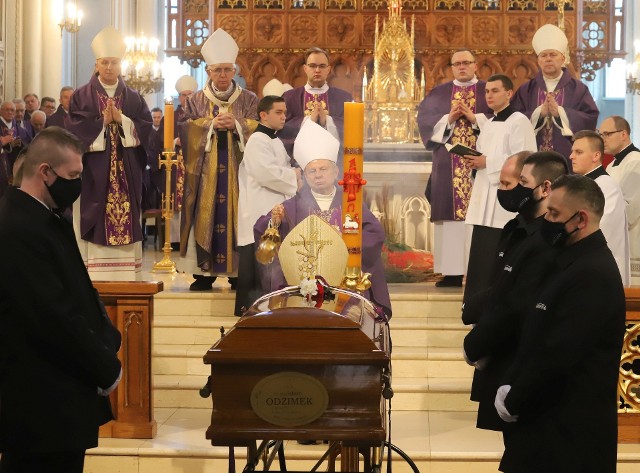 Biskup senior Henryk Tomasik podczas mszy w radomskiej katedrze.