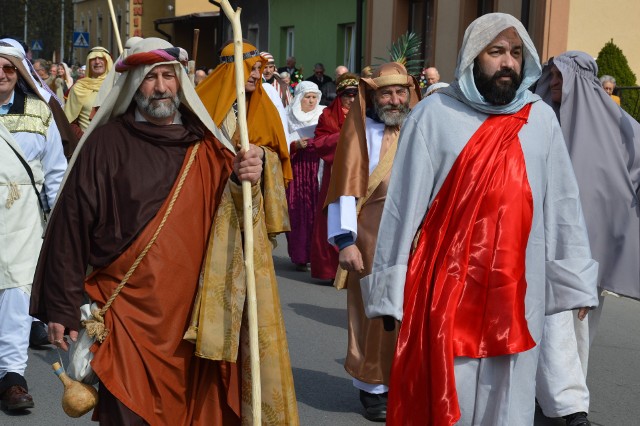 Ksiądz Zbigniew Kargul jako Jezus (z prawej) szedł z apostołami ulicami Rudnika nad Sanem