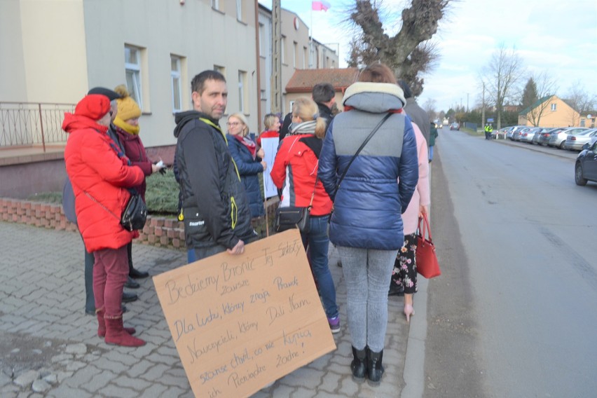 Kilkudziesięciu mieszkańców Trzemiętowa przyjechało...