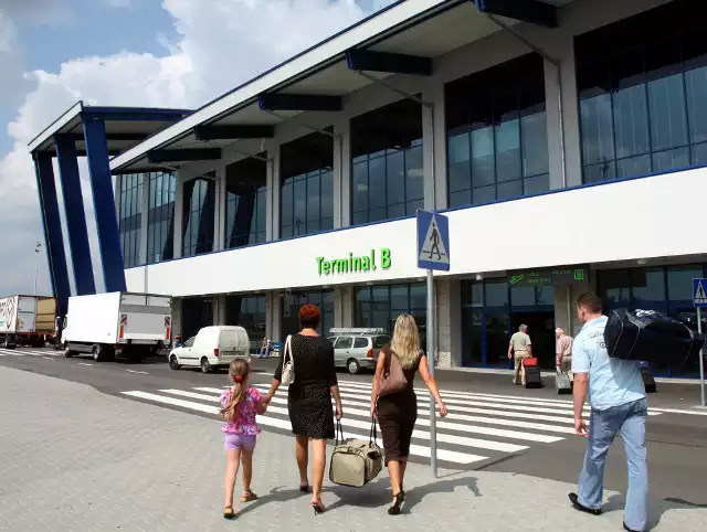 Otwarcie terminalu B na lotnisku w Pyrzowicach, lipiec 2007 r.Zobacz kolejne zdjęcia. Przesuwaj zdjęcia w prawo - naciśnij strzałkę lub przycisk NASTĘPNE