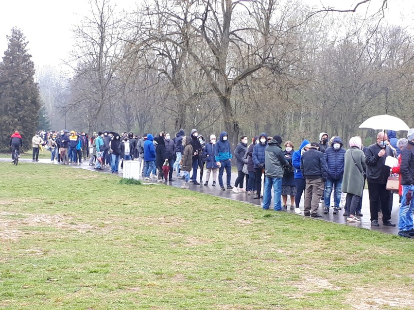 Łodzianie którzy w kolejce do szczepienia stanęli o godzinie...