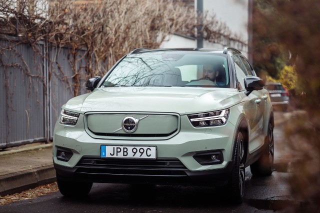 Volvo XC40 Recharge P8Już za kilka miesięcy w polskich salonach pojawią się pierwsze egzemplarze elektrycznego XC40 Recharge. Na początek Volvo zaoferowało klientom najmocniejszą i najlepiej wyposażoną wersję P8 o mocy 408 KM z baterią 78 kWh. Co znalazło się w wyposażeniu bazowym? Jakie ma dane techniczne? Fot. Volvo