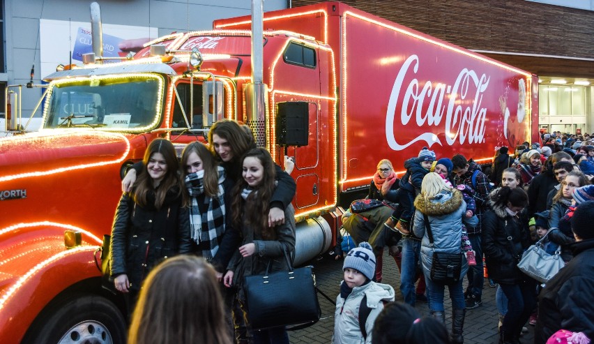 Ciężarówka Coca-Coli w Bydgoszczy w 2015 roku.